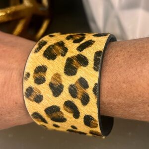 Cuff/bracelet leopard print